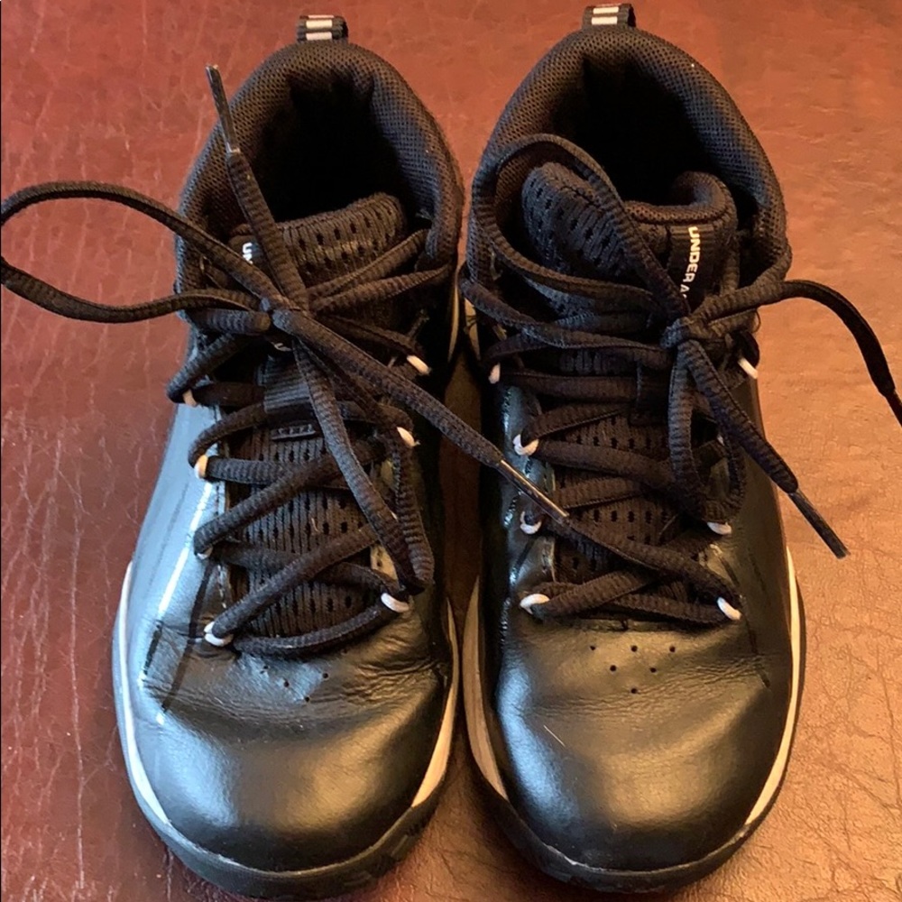 Boys Under Armour Tennis shoes-Excellent condition